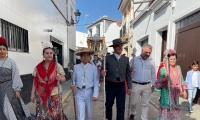 MASIVO ACOMPAÑAMIENTO A LA HERMANDAD DEL ROCÍO EN SU CAMINO HACIA LA ALDEA ALMONTEÑA