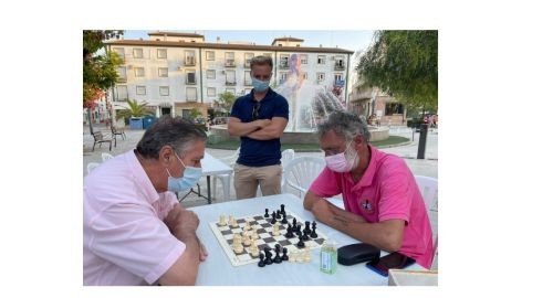 NUEVAS PARTIDAS DE “AJEDREZ EN LA CALLE”. EN ESTA OCASIÓN EN LA PLAZA 8 DE MARZO