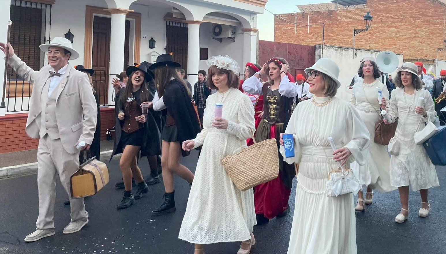 BOLLULLOS DISFRUTÓ DE UN GRAN DESFILE DE CARNAVAL
