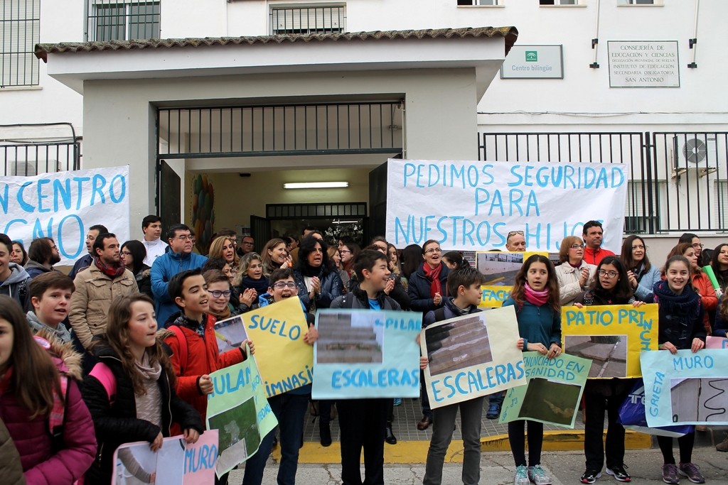 EL AYUNTAMIENTO APOYA LAS CONCENTRACIONES DEL IES SAN ANTONIO