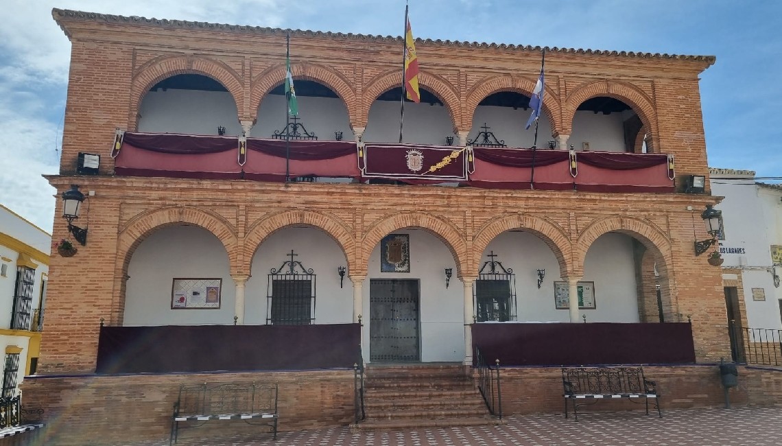 EL PÓRTICO DEL AYUNTAMIENTO SE ENGALANA PARA NUESTRA SEMANA SANTA