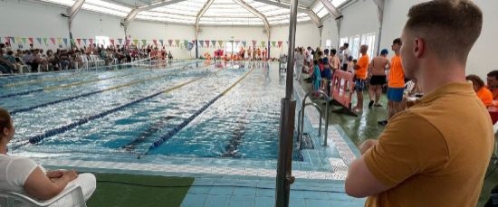 ÉXITO EN EL I TROFEO ESCUELAS DE NATACIÓN  EN LA PISCINA MUNICIPAL