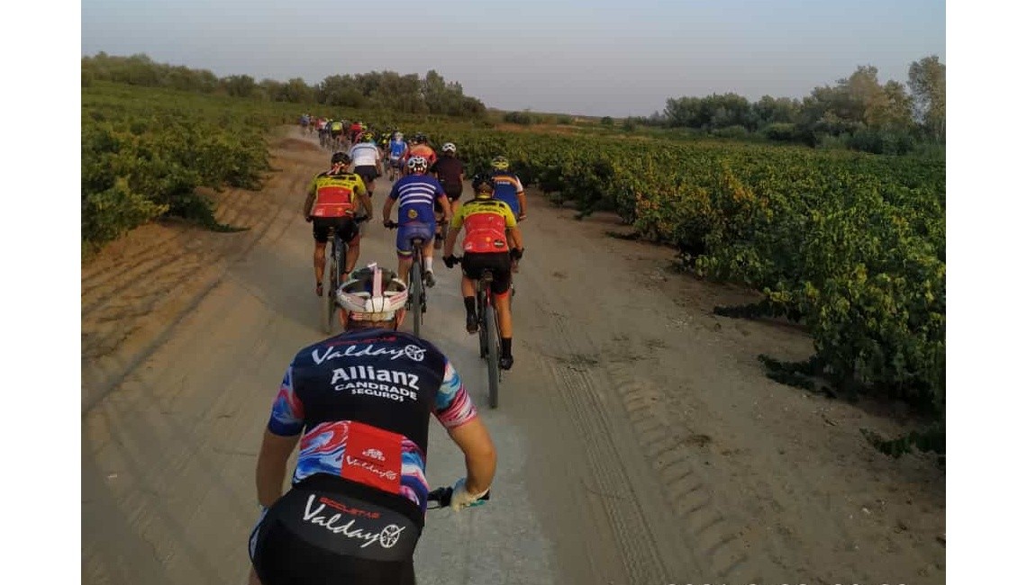 LOS PARTICIPANTES DE LA II BTT SEMINOCTURNA DISFRUTARON "NUESTRO ENTORNO" ENTRE VIÑEDOS