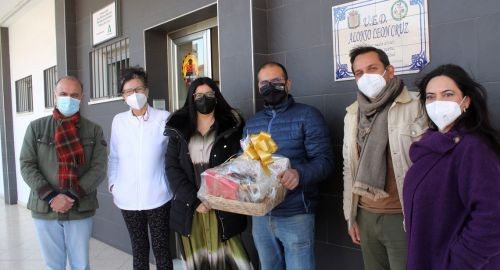 AYUNTAMIENTO Y APYME ENTREGAN LAS CESTAS DE LA CAMPAÑA DE NAVIDAD