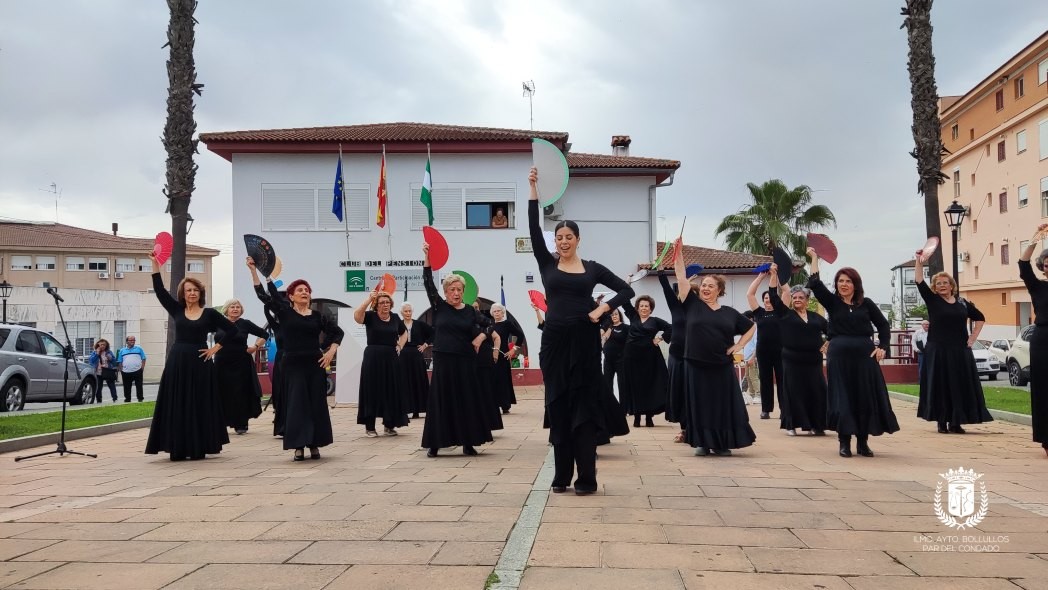 NUESTROS MAYORES BAILAN EN LA CALLE CON MARTA MATEOS