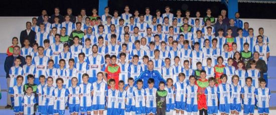 Foto oficial de la temporada para el Bollullos CF y las Escuales Municipales
