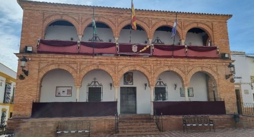 EL PÓRTICO DEL AYUNTAMIENTO SE ENGALANA PARA NUESTRA SEMANA SANTA