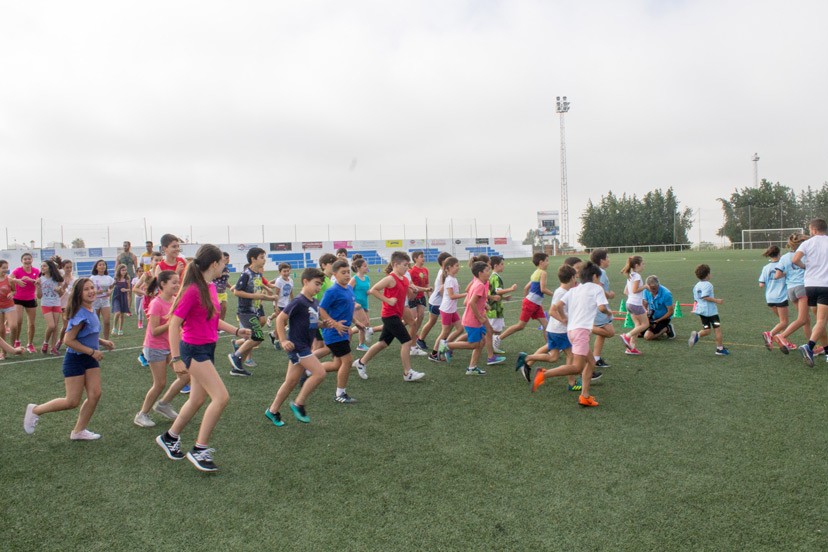 VISITA DEL CLUB DE ATLETISMO BOLLULLOS A LOS CAMPAMENTOS DE VERANO