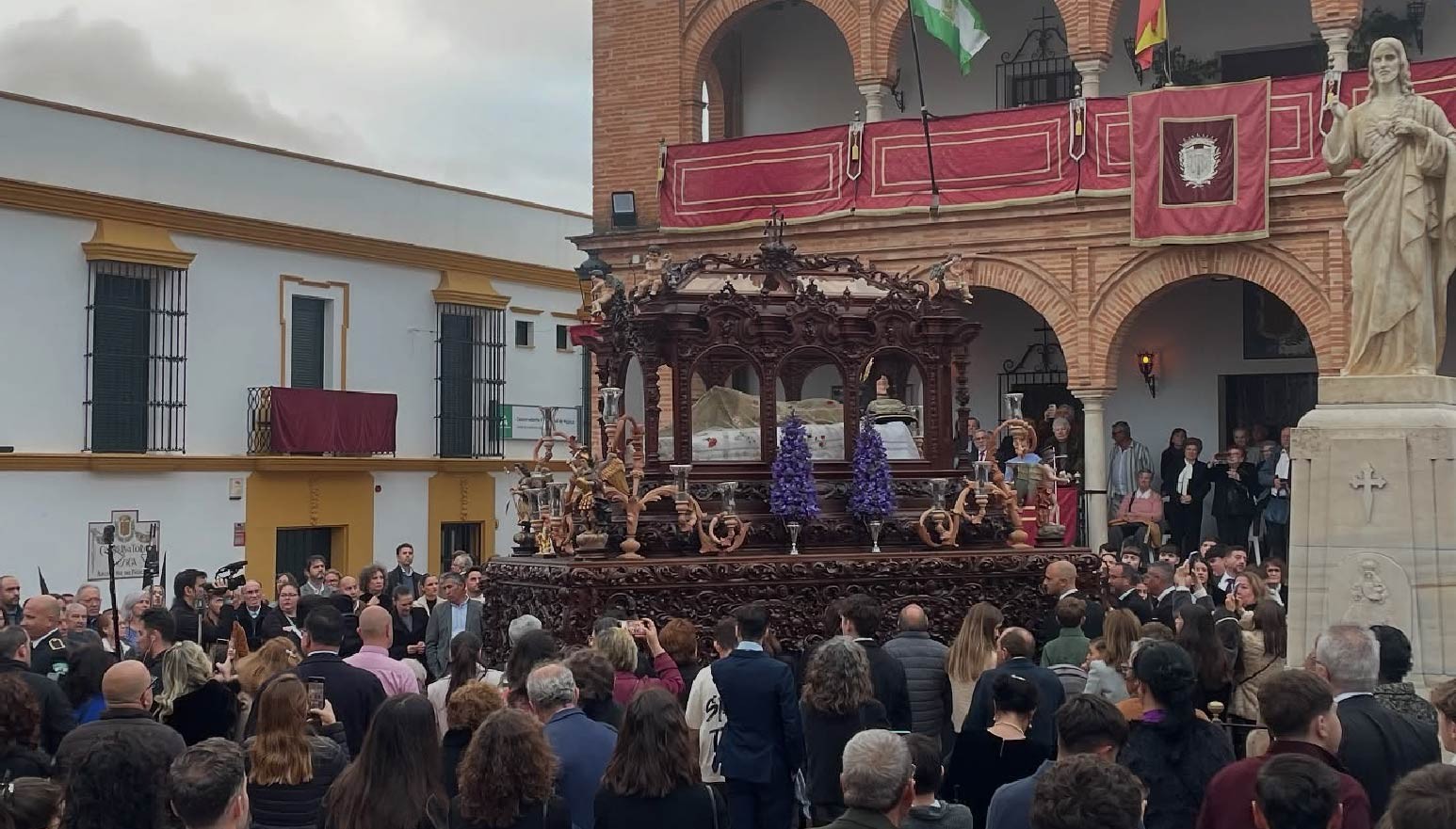 LA CORPORACIÓN MUNICIPAL ACOMPAÑÓ A LA REAL HERMANDAD DEL SANTO ENTIERRO EL VIERNES SANTO
