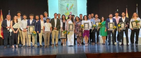 EL AYUNTAMIENTO PREMIA A 14 JÓVENES BOLLULLEROS POR SUS ÉXITOS EN DISTINTAS ÁREAS