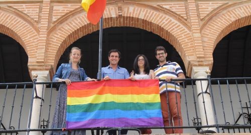 La bandera arcoíris luce en el balcón Municipal