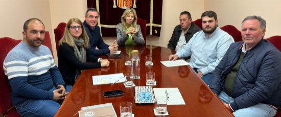 ALCALDE Y VITICULTORES RECLAMAN AYUDAS PARA EL VIÑEDO A LA SUBDELEGADA DEL GOBIERNO