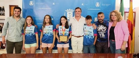 EL ALCALDE RECIBE A LA JOVEN ATLETA JIMENA ROCA CAMPEONA DE ESPAÑA TRIATLÓN E