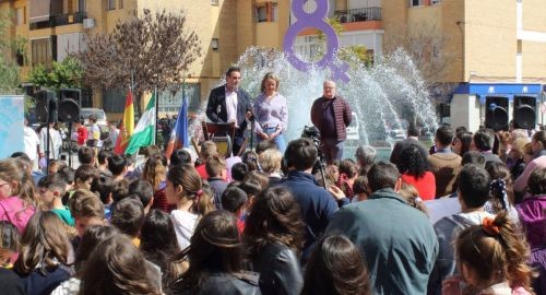 EL AYUNTAMIENTO DE BOLLULLOS REALIZA UNA MARCHA POR LA IGUALDAD E INAUGURA UN MONUMENTO DEDICADO A LA MUJER