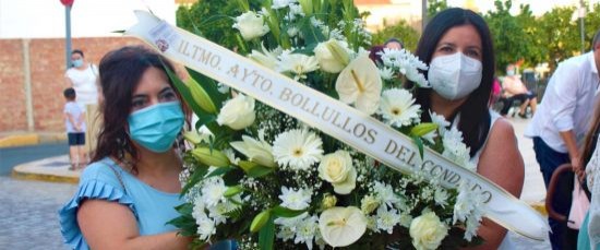 EL AYUNTAMIENTO PARTICIPA EN LA OFRENDA EN EL MONUMENTO A SAN ANTONIO CON UN CENTRO DE FLORES