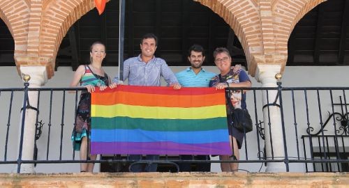 LA BANDERA DE LA DIVERSIDAD LUCE EN EL BALCÓN MUNICIPAL
