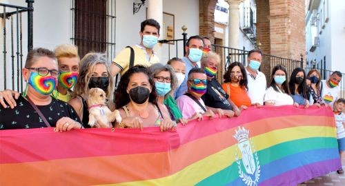 LOS ACTOS DEL ORGULLO LGTBI ARRANCAN CON LA COLOCACIÓN DE LA BANDERA ARCO IRIS EN EL AYUNTAMIENTO