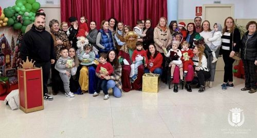 LOS REYES MAGOS DE ORIENTE VISITAN EL CENTRO INFANTIL MUNICIPAL CÁNDIDA MAYA