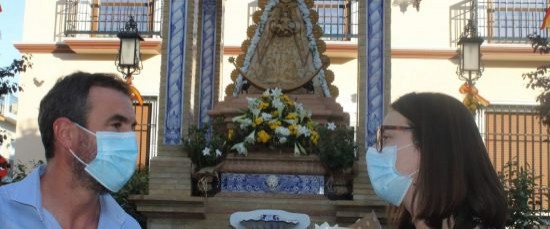 EL AYUNTAMIENTO ENTREGA UN RAMO DE FLORES A LA HERMANDAD DEL ROCÍO DE BOLLULLOS