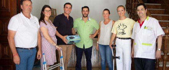 LA ORTOPEDIA Y FARMACIA MANUEL DÍAZ Y ÁLVARO GARCÍA DONAN AL AYUNTAMIENTO MATERIAL ORTOPÉDICO Y GERI
