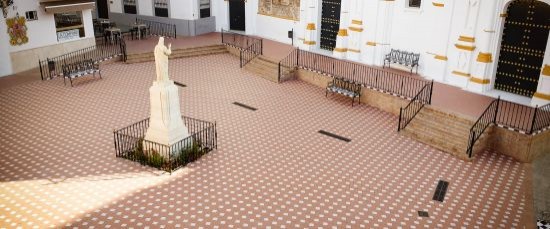 LIMPIEZA DE LA PLAZA DE LA IGLESIA PARA EL DÍA DEL CORPUS CHRISTI