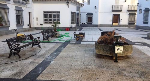 DESPUÉS DE UNOS AÑOS DE ABANDONO EL AYUNTAMIENTO ACTÚA EN LA PLAZA DE LA VERACRUZ