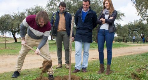 El alcalde participa en la actividad de reforestación en el Parque Natural de San Sebastián