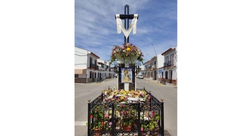 EL MONUMENTO A LA SANTA CRUZ DE MONTAÑINA SE ENGALANA