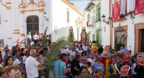 LOS GIGANTES Y CABEZUDOS ABRIERON LAS FIESTAS