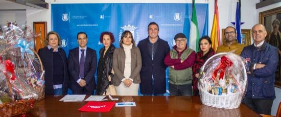 AYUNTAMIENTO Y APYME ENTREGAN LAS CESTAS DE LA CAMPAÑA DE NAVIDAD 2023