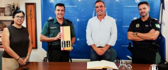 EL ALCALDE DESPIDE AL CAPITÁN DE LA GUARDIA CIVIL