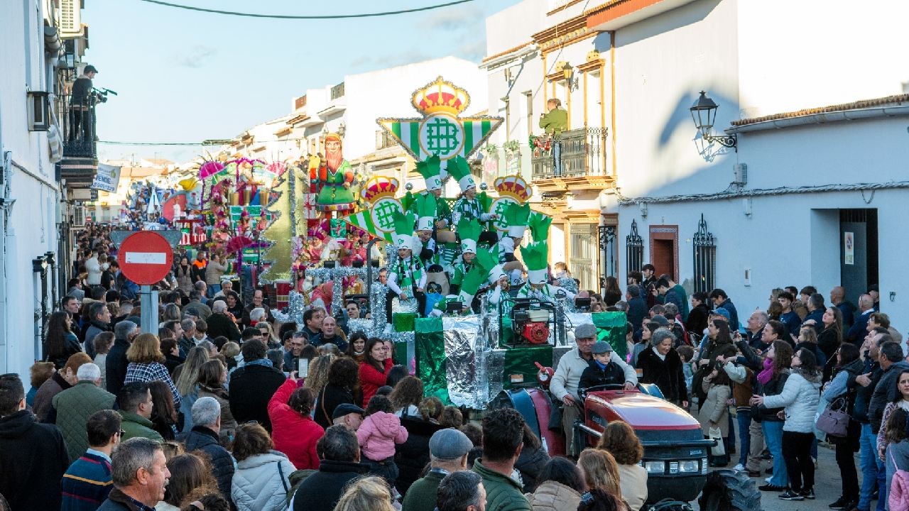 BOLLULLOS DISFRUTÓ LA TARDE DE REYES DE UNA MAGNÍFICA CABALGATA