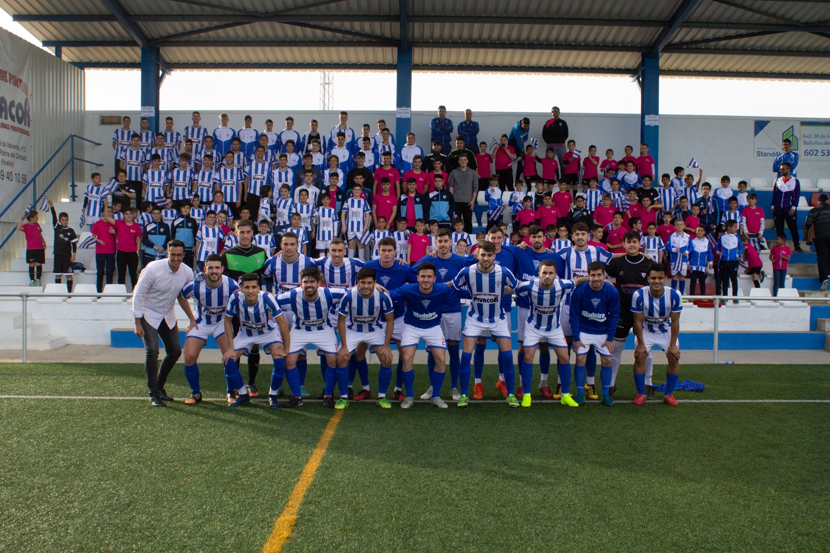 LAS ESCUELAS DEPORTIVAS CON EL BOLLULLOS CF