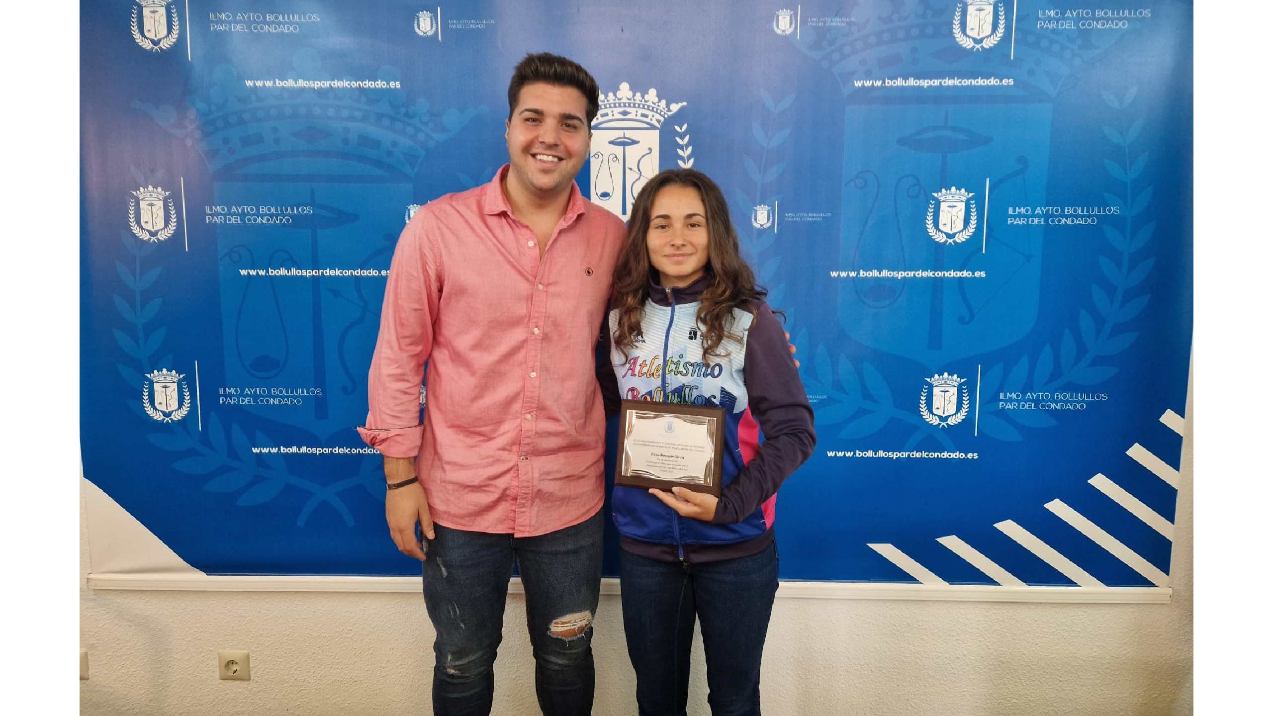 EL CONCEJAL DE DEPORTES RECIBE A LA CAMPEONA BOLLULLERA ELENA BARRAGÁN