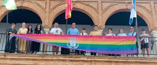 LA BANDERA ARCOIRIS DEL COLECTIVO LGTBI LUCE EN EL PÓRTICO MUNICIPAL DE CARA AL 28 J