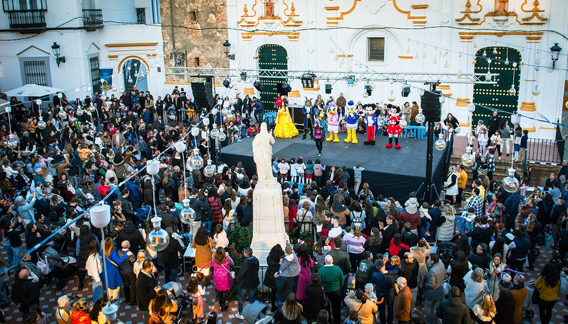 LUGAREÑOS Y FORÁNEOS ABARROTAN LA TERCERA JORNADA DEL MERCADILLO NAVIDEÑO