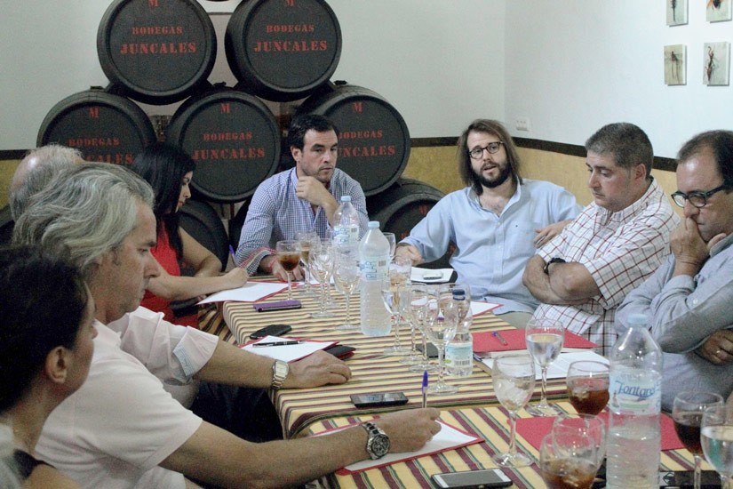 EL ALCALDE DE BOLLULLOS PRESIDE UNA MESA DE TRABAJO SOBRE CULTURA, TURISMO Y VINO, Y CLAUSURA LA EXP