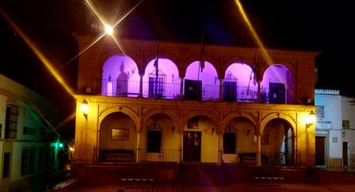 LOS EDIFICIOS MUNICIPALES SE ILUMINAN DE MORADO POR EL 8M