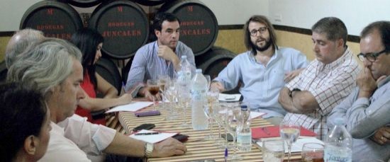 EL ALCALDE DE BOLLULLOS PRESIDE UNA MESA DE TRABAJO SOBRE CULTURA, TURISMO Y VINO, Y CLAUSURA LA EXP