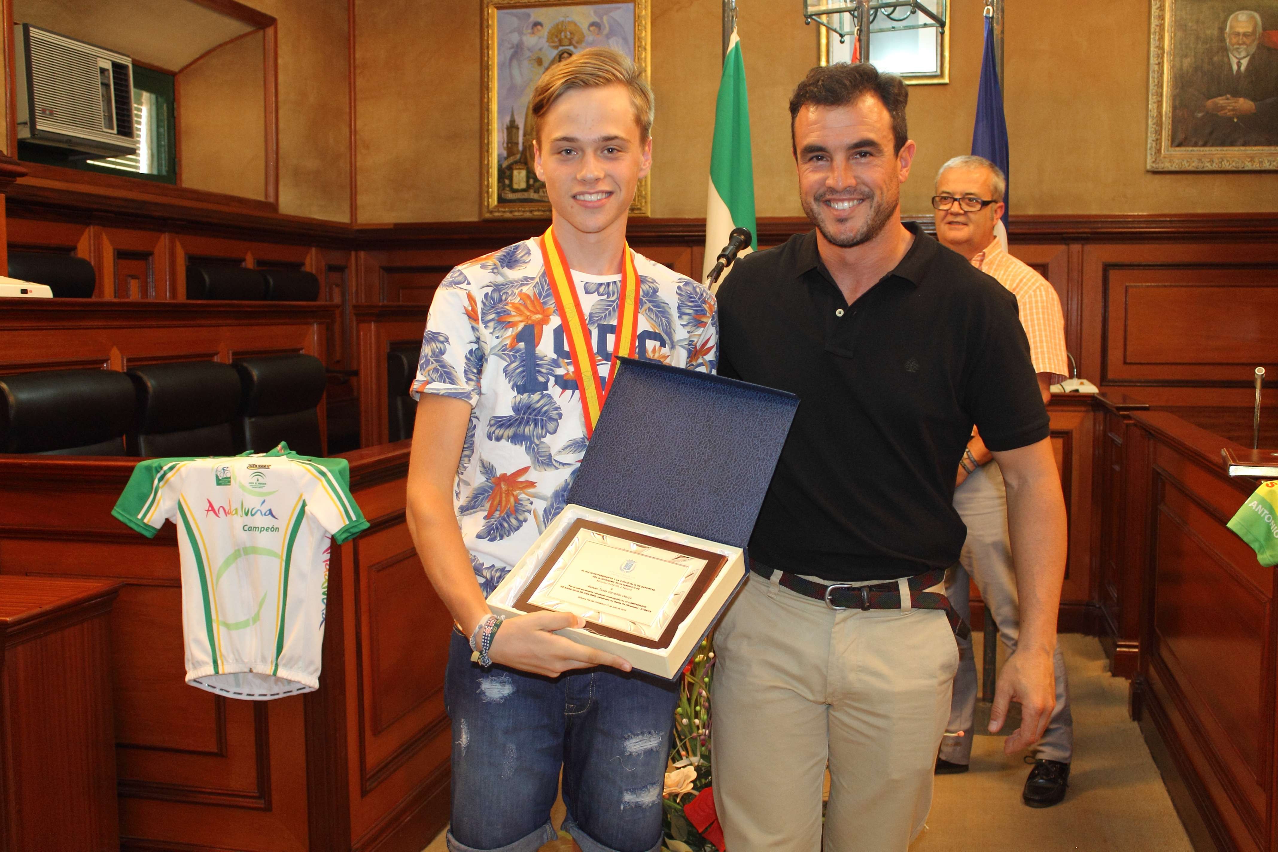 EL AYUNTAMIENTO RECONOCE PUBLICAMENTE AL EQUIPO INFANTIL DE CICLISMO