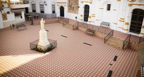 LIMPIEZA DE LA PLAZA DE LA IGLESIA PARA EL DÍA DEL CORPUS CHRISTI