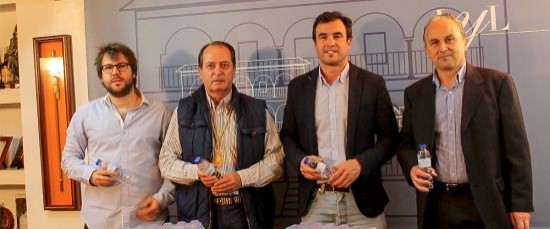 Aqualia y Ayuntamiento entregan 3.500 botellas de agua a la Hermandad del Rocío de Bollullos Par Del