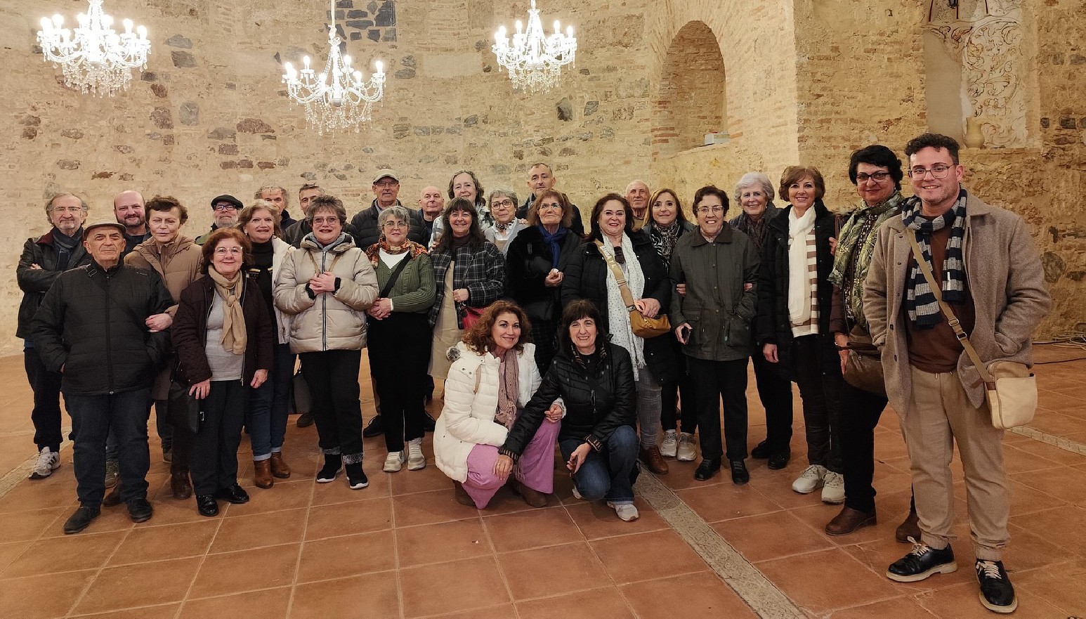 EL ALUMNADO DEL AULA DE LA EXPERIENCIA DISFRUTA DE LA VISITA GUIADA POR EL PATRIMONIO ONUBENSE