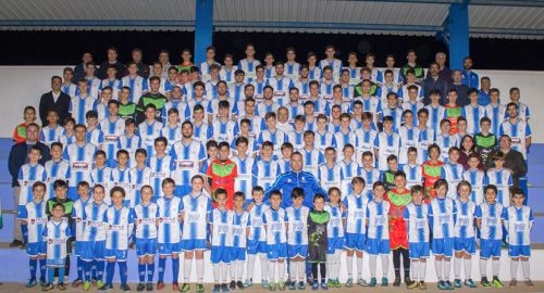 Foto oficial de la temporada para el Bollullos CF y las Escuales Municipales