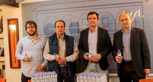 Aqualia y Ayuntamiento entregan 3.500 botellas de agua a la Hermandad del Rocío de Bollullos Par Del