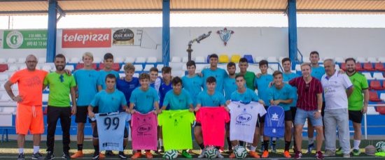 DEPORTES ENTREGA LAS NUEVAS EQUIPACIONES A LAS ESCUELAS DE FÚTBOL
