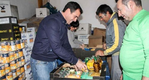 El Alcalde ayuda en el reparto de alimentos