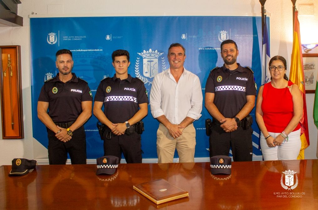 BIENVENIDA INSTITUCIONAL A LOS DOS NUEVOS FUNCIONARIOS EN PRÁCTICAS DE NUESTRA POLICÍA LOCAL