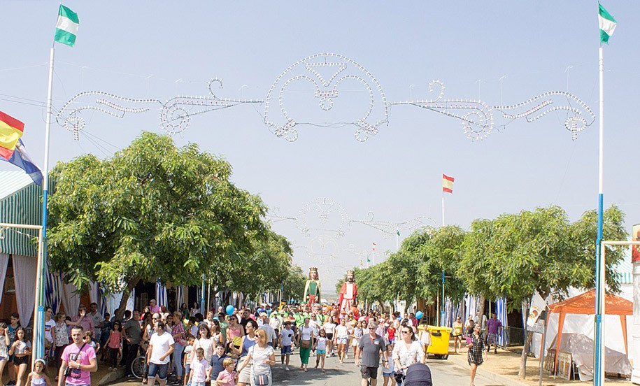 LOS GIGANTES Y CABEZUDOS ABRIERON COMO CADA AÑO LA FERIA DE BOLLULLOS