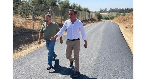 EL ALCALDE VISITA LAS OBRAS DE ASFALTADO DEL CAMINO DE ALMONTE